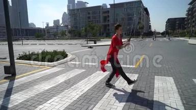 <strong>年轻女孩</strong>用<strong>跳绳</strong>在人行横道上跳跃，以迪拜为城市背景，慢动作